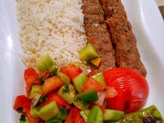 阿达纳烤肉配米饭和牧羊人沙拉-土耳其妈妈