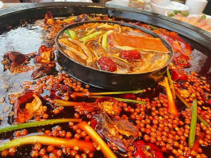 千里宴火锅(颐和小镇店)-"部门聚餐,同事推荐过来吃的,装修看起来非.