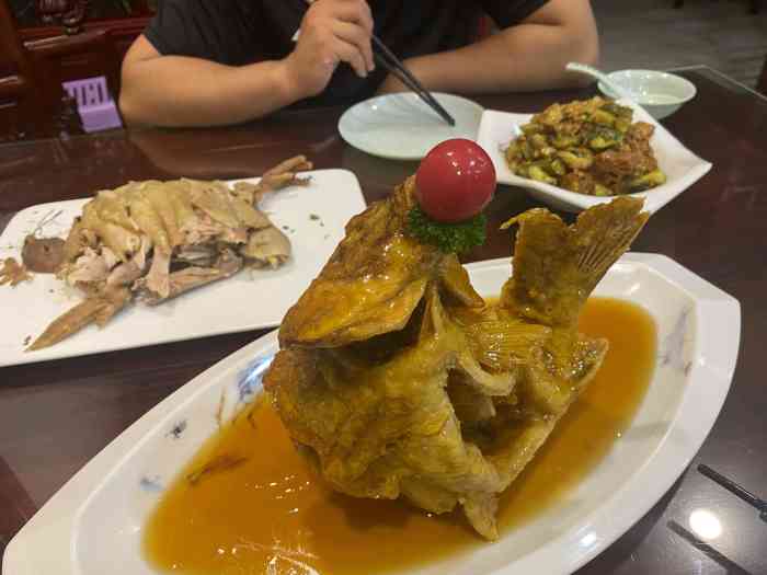 济南老菜馆(少年路店)-"实名劝退[皱眉]菜品味道一般,服务还极其.