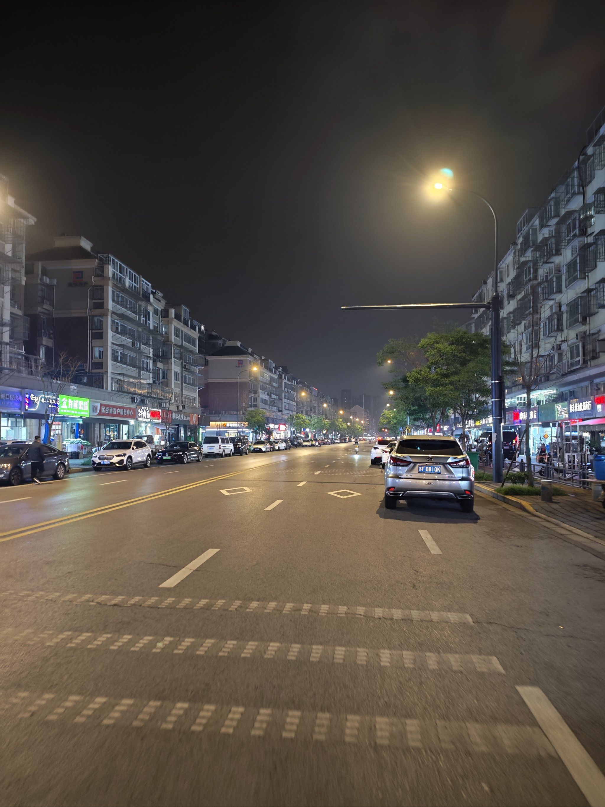 深夜街头的灯火阑珊