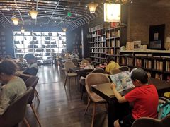 -钟书阁(松江泰晤士小镇店)