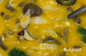 Yellow Broth Five-Grain Simmered Gelatinous Shark's Fin and Sea Cucumber