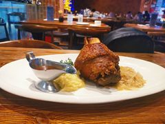 德式烤猪肘-1886德国汽车餐厅(外滩十六铺码头店)