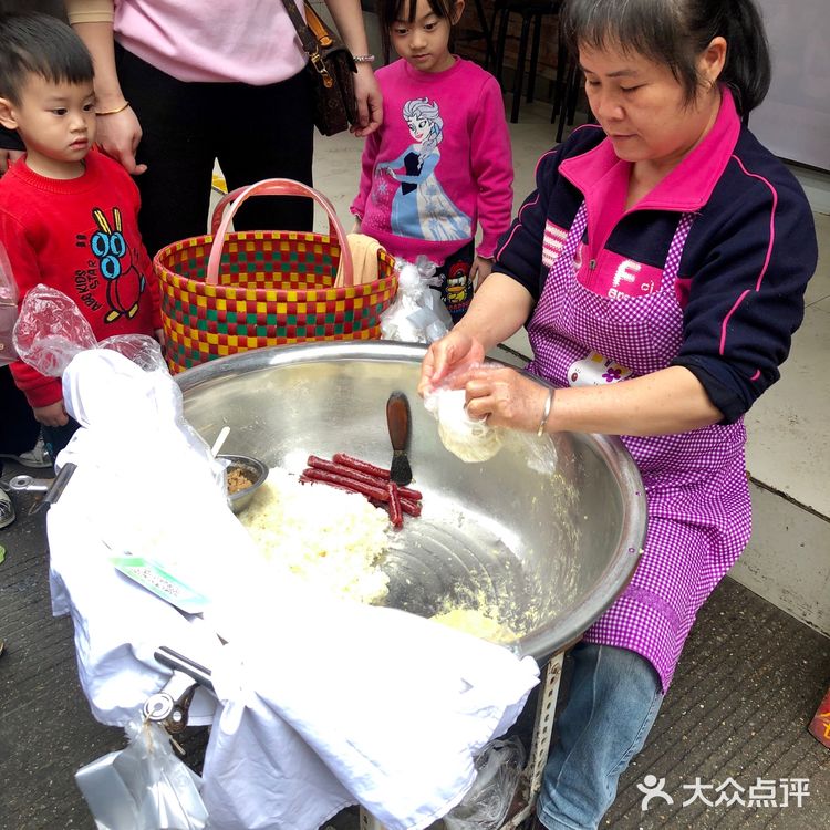 糯米饭1块5起卖，要大一点就是2块，吃起来香软糯