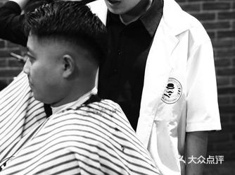 剪头发要认真，油头发型