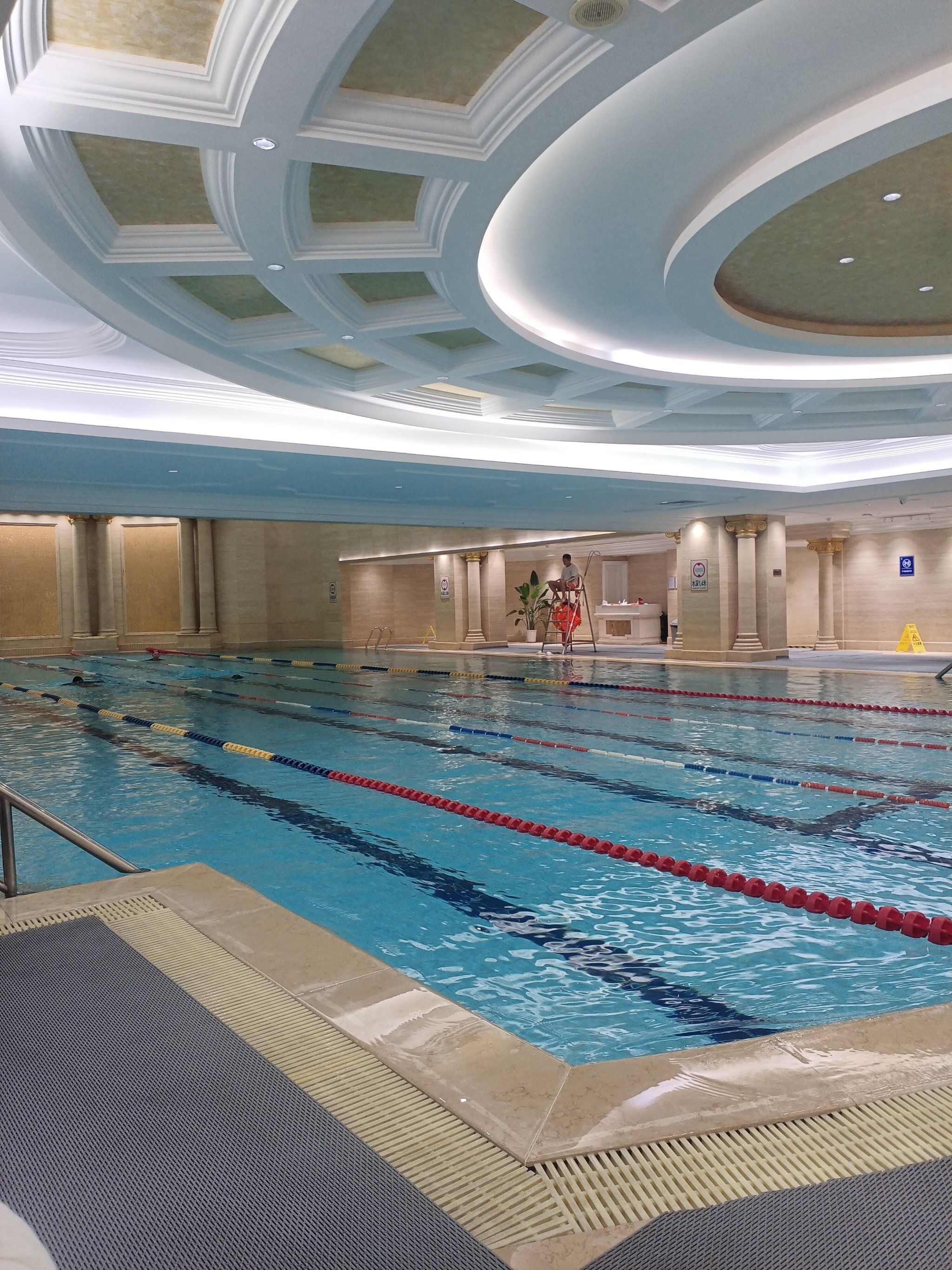 会所的游泳池,虽然在b1,但环境比较好