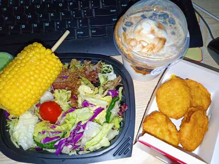 上餐也比较快 点了几个爱吃的 「鲜蔬沙拉」因为当时不是特别饿 再加