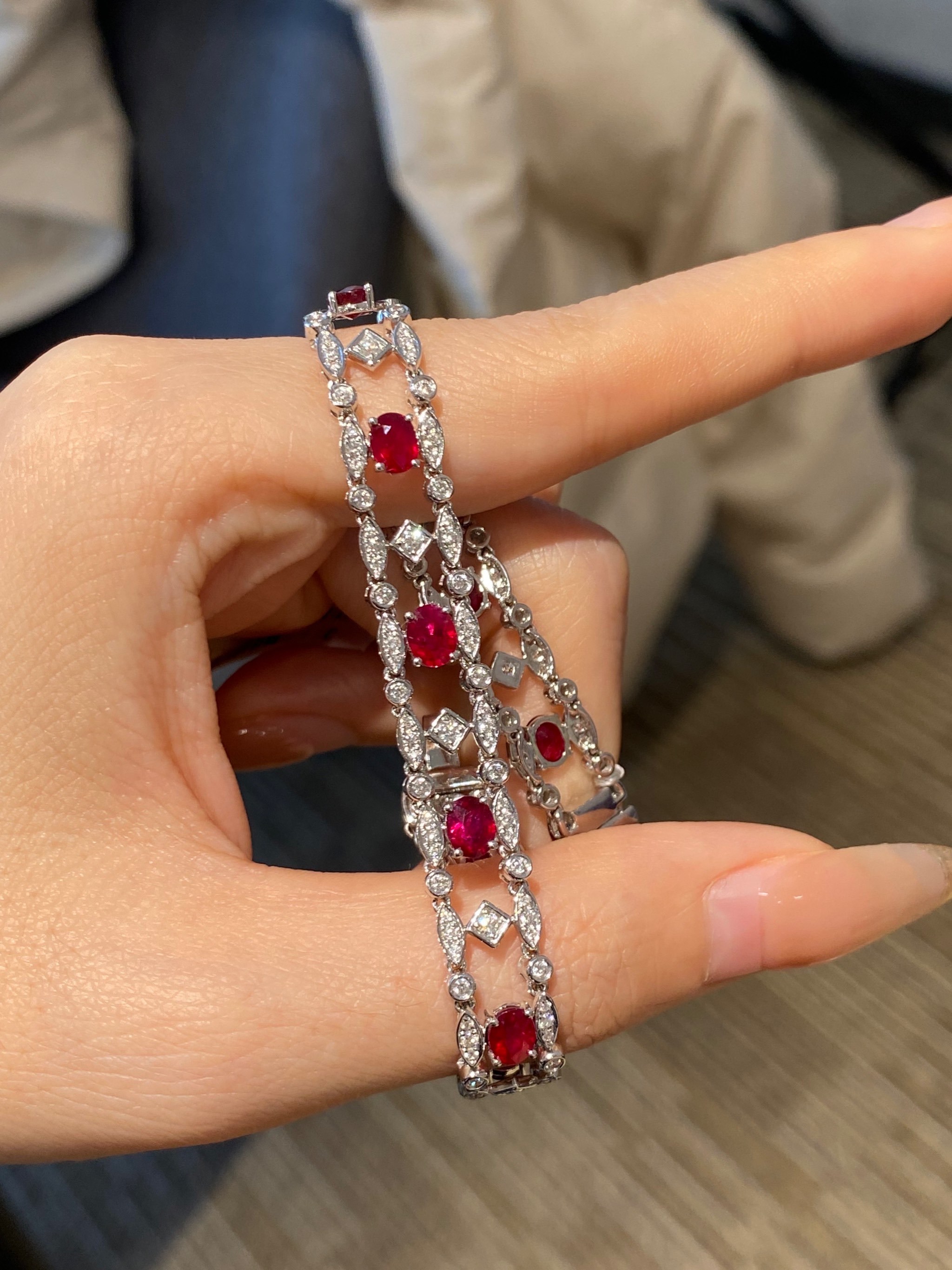 精致女人必不可少的红宝石手链