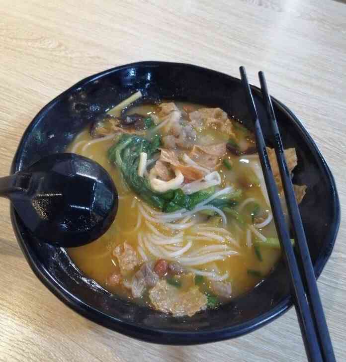 爱尚螺蛳粉(东厦路店)-"点了微辣猪杂螺蛳粉.口味是熟悉的味道.酸.