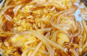 Sour Cabbage Stewed Noodles in Clay Pot