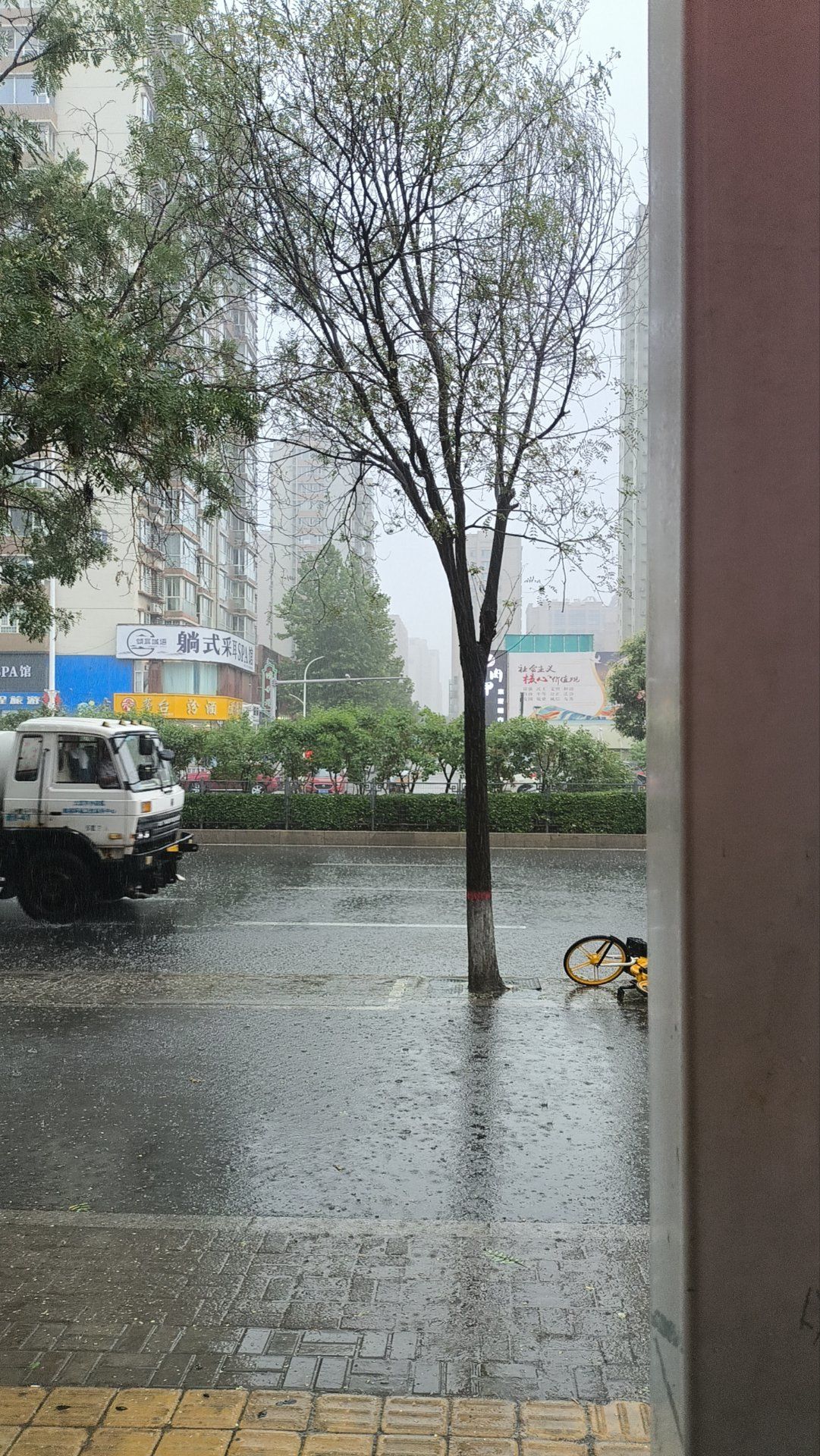大雨让城市颠倒 这雨够大的,来的快去的