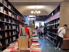 -钟书阁(松江泰晤士小镇店)