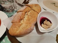 俄式大列巴配肥肝肉酱-MIO弥欧洋房西餐厅(中央大街店)