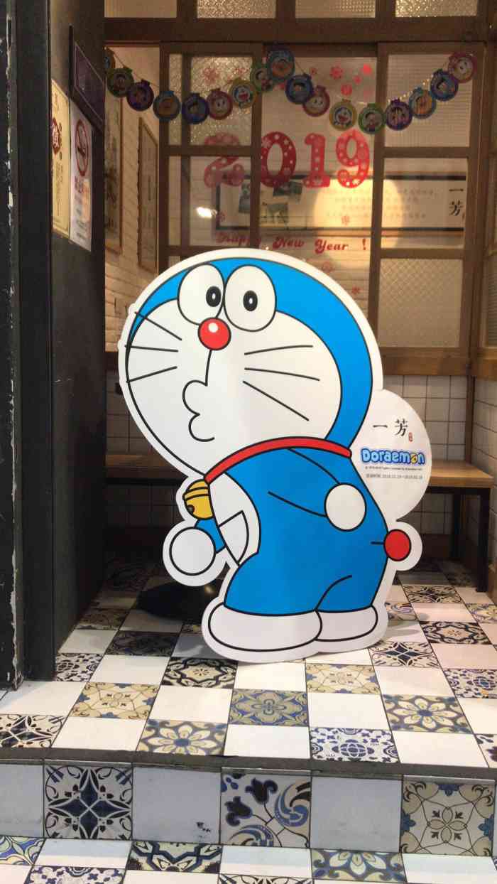 一般,环境还行……不过多啦a梦我是觉得很可爱,奶茶味道还是可以的