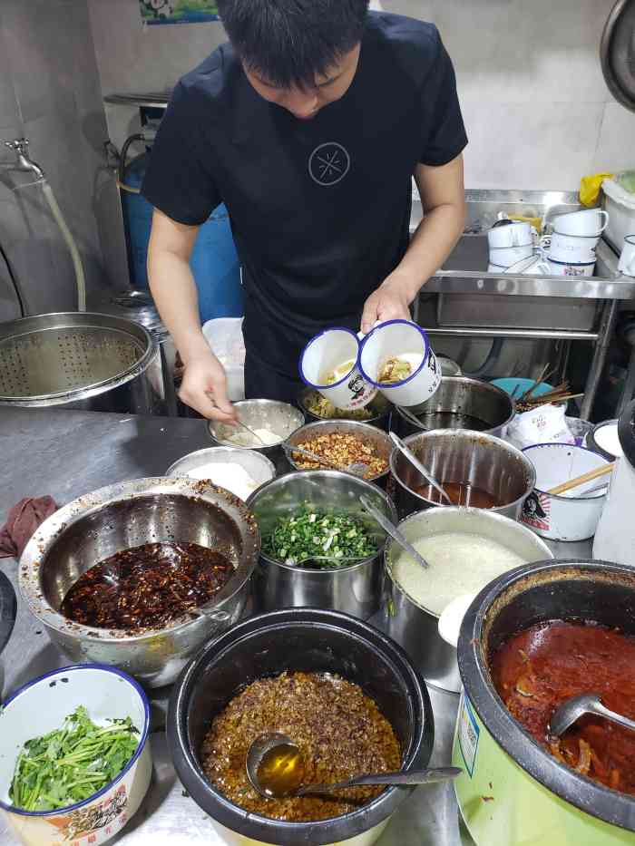 袁崽儿盅盅面(较场坝店)-"每次送娃儿过来学英语,都会把车停在这家盅.