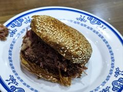 烧饼夹烧牛羊肉-老爆肚满五香烧牛羊肉