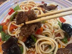 -歹歹的加个面过油肉拌面
