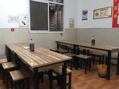 大堂-老字号杨坡红油米线腊汁肉夹馍(东四道巷店)