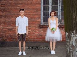 俏皮可爱-巴黎婚纱摄影工作室