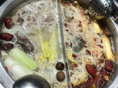 成双锅（清汤+激情）-快乐小羊火锅(河西王府井店)