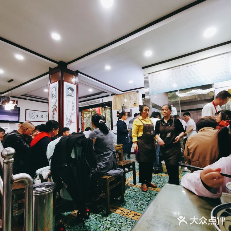 清早就顾客爆满的饸饹和水盆羊肉馆