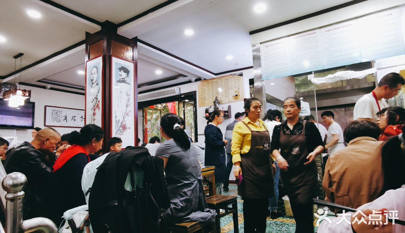 清早就顾客爆满的饸饹和水盆羊肉馆
