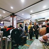 清早就顾客爆满的饸饹和水盆羊肉馆