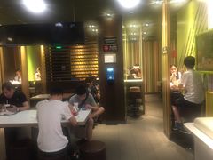 等位区-麦当劳(中山公园龙之梦店)