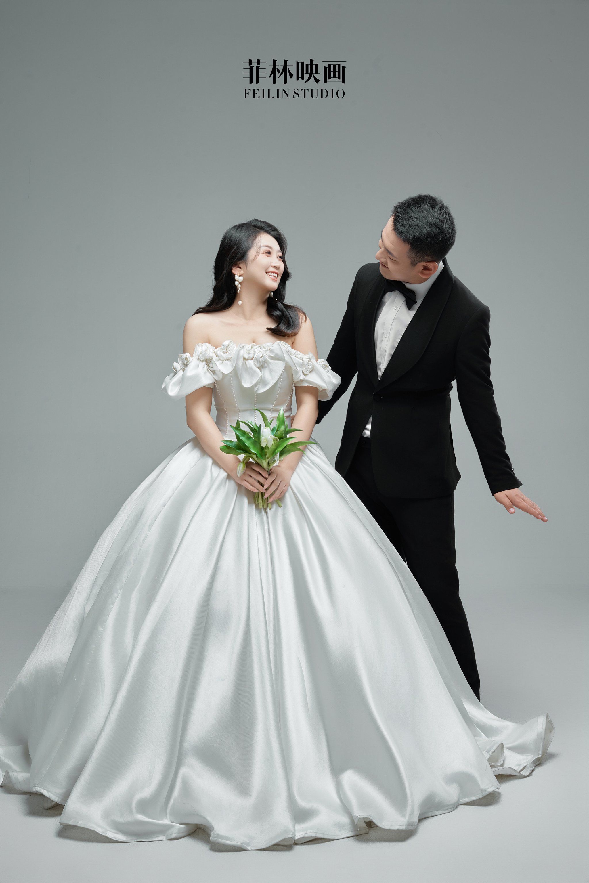 纯白缎面婚纱和白色西装搭配这一套真的太太太喜欢啦