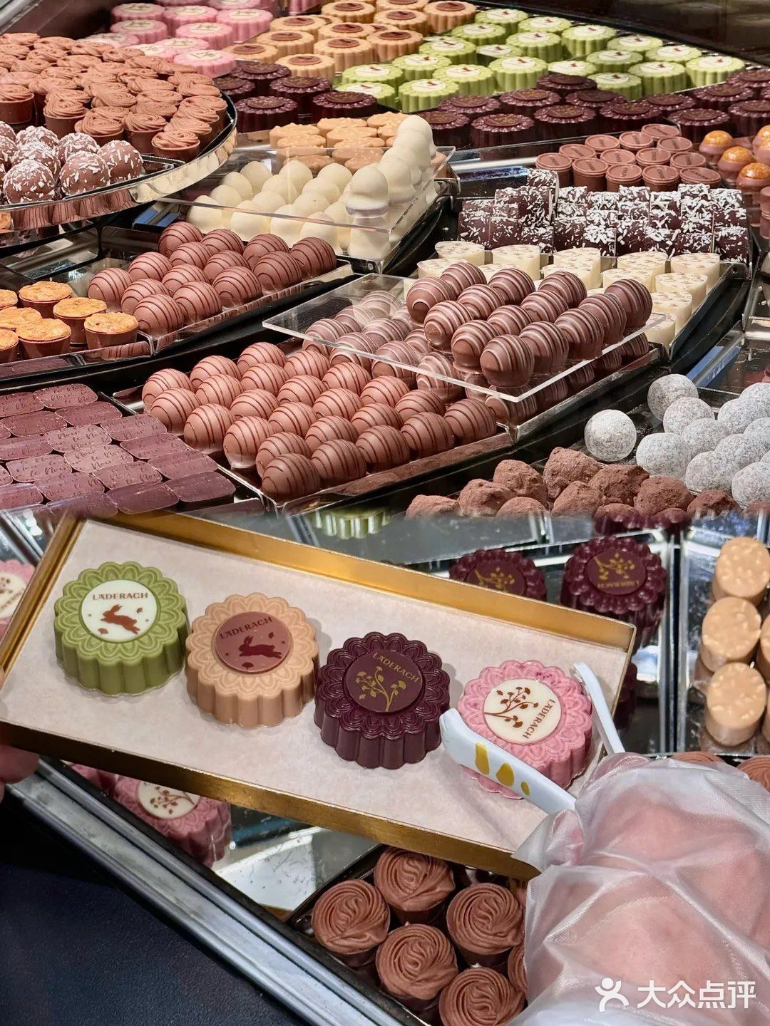 有钱人吃的月饼已经next level…！！