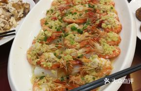 Steamed Rice Noodle with Garlic Shrimp