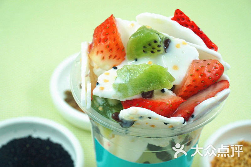 草莓奇异果炒酸奶