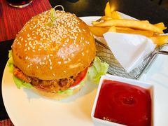 鸡排汉堡配香脆薯条-WOLFGANG PUCK KITCHEN & BAR(迪士尼小镇店)