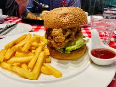 炭烤菠萝鸡肉汉堡-1886德国汽车餐厅(外滩十六铺码头店)