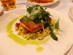 香煎三文鱼配珍珠意面-WOLFGANG PUCK KITCHEN & BAR(迪士尼小镇店)