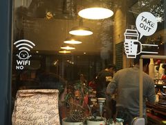 等位区-Be Lived Cafe比例咖啡(摩天轮店)
