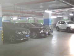 -绿地缤纷城-停车场