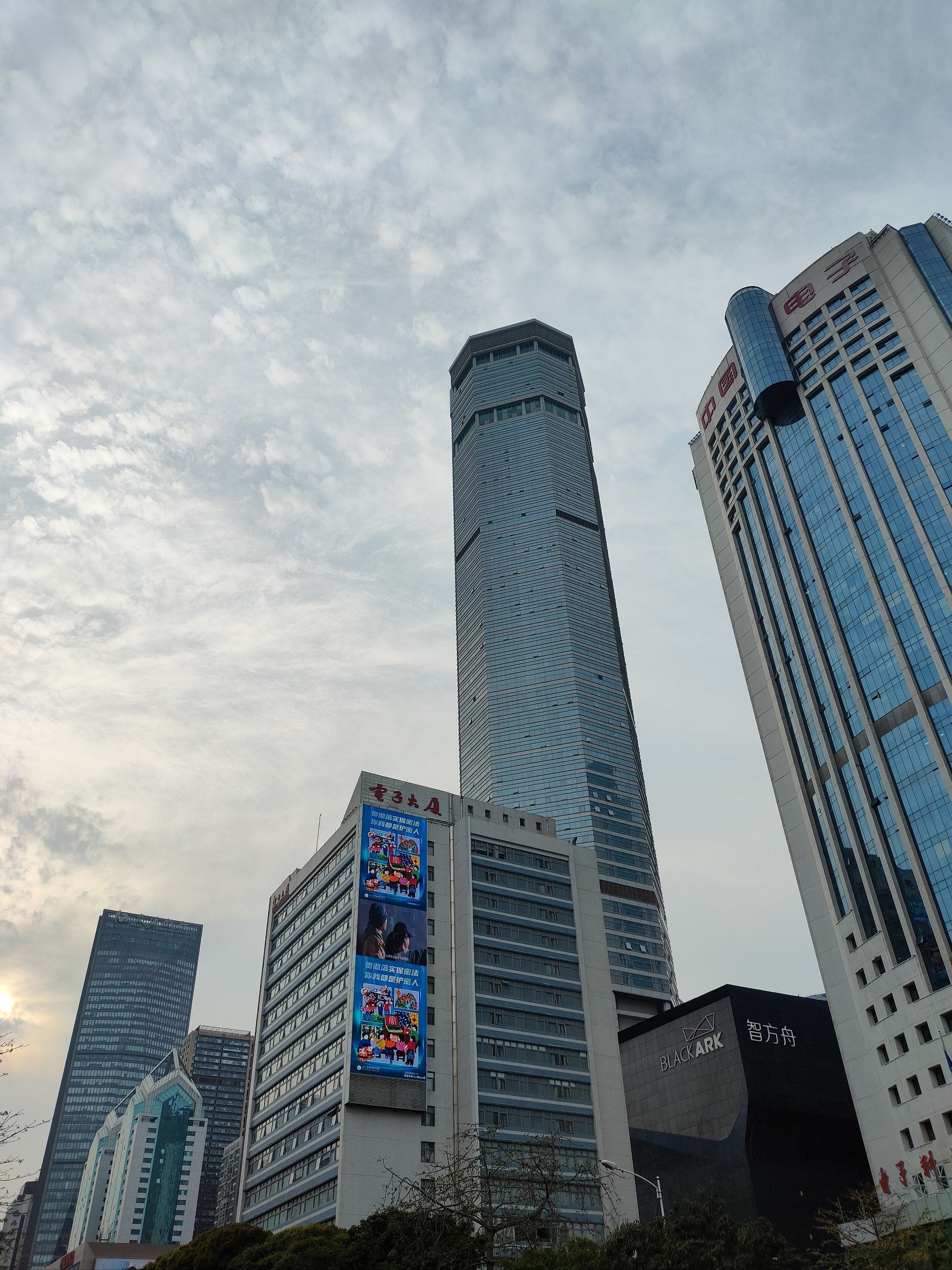 夜幕下的华强北