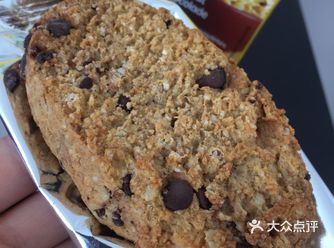 【小麦巧克力软饼干】 看盒子就很诱人,一盒5只