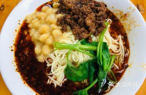 Soup-based Spicy Pea and Pork Noodles