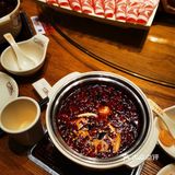 这家鲁西肥牛店在金开大道爱琴海玫瑰天街，靠近马路边