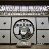 没有客人，我俩坐在摇椅上感受这里的环境