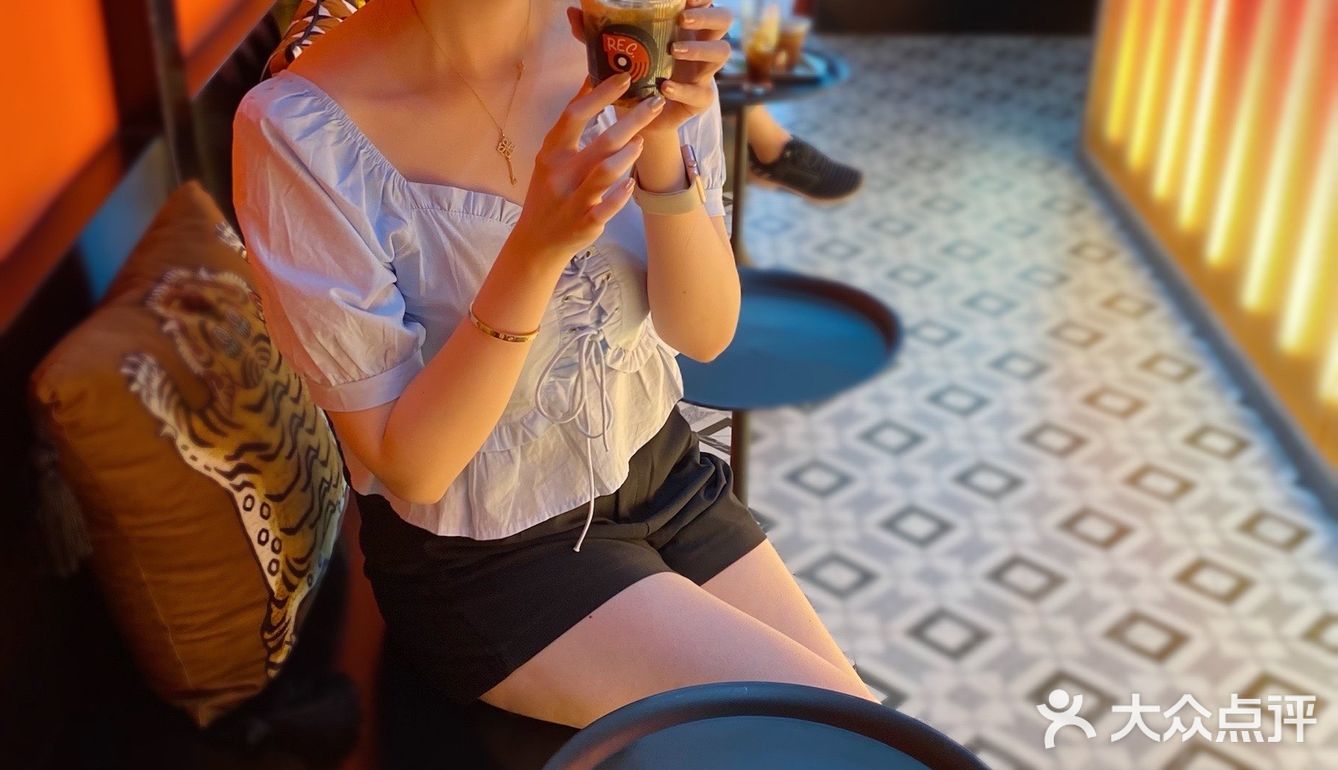 魔都咖啡馆黑橘撞色咖啡店复古金属style