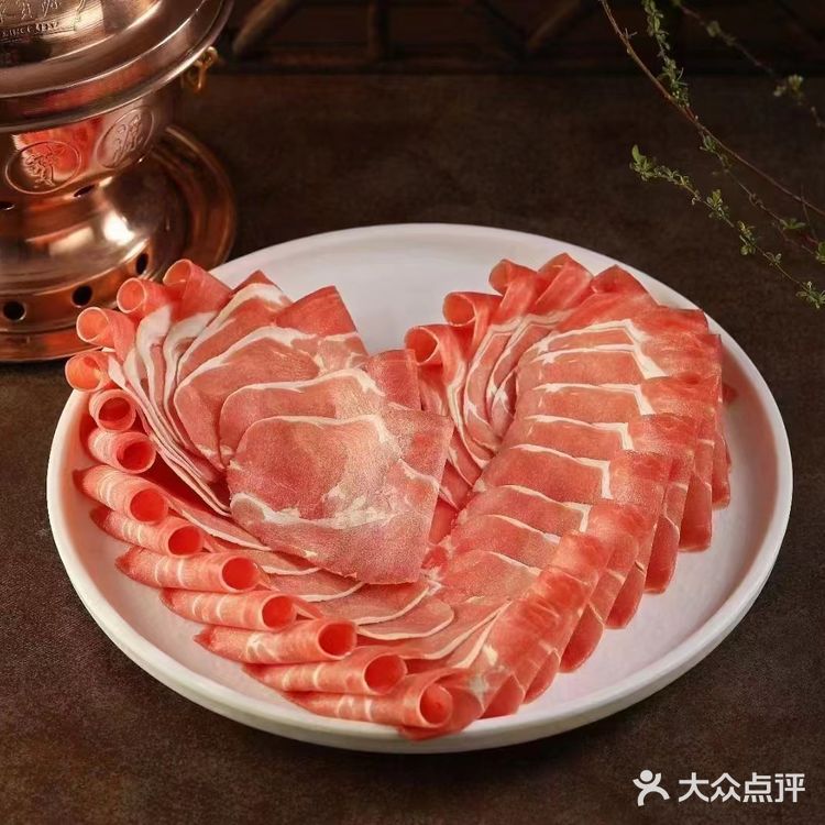 脸上都挂着对美食的期待。他家的手切鲜羊肉，堪称一绝