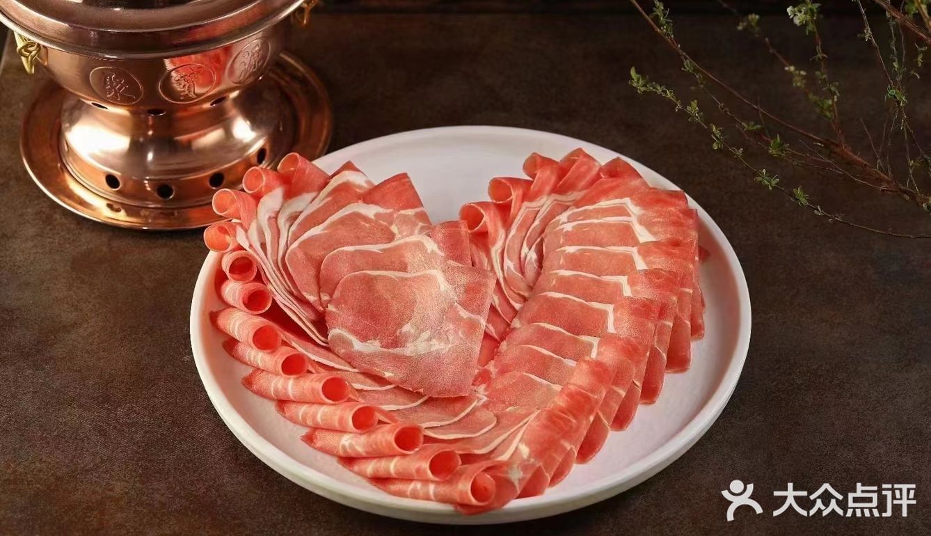 脸上都挂着对美食的期待。他家的手切鲜羊肉，堪称一绝
