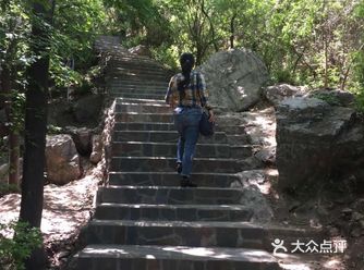 爬山百米进看瀑布，划着竹排漂流，喊泉