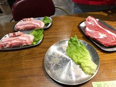 厚切五花肉-·缸桶屋·韩式牛肋条自助烤肉(西湖D11店)