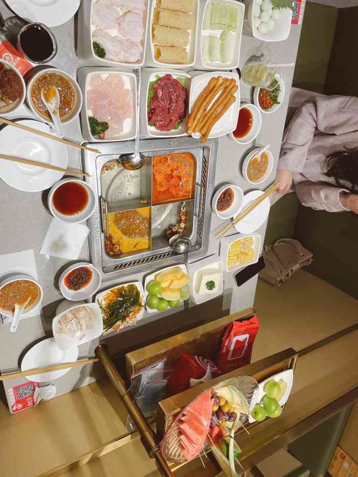 海底捞火锅(金华银泰城店)-"有一天我们妹妹说想吃海底捞 说完我就