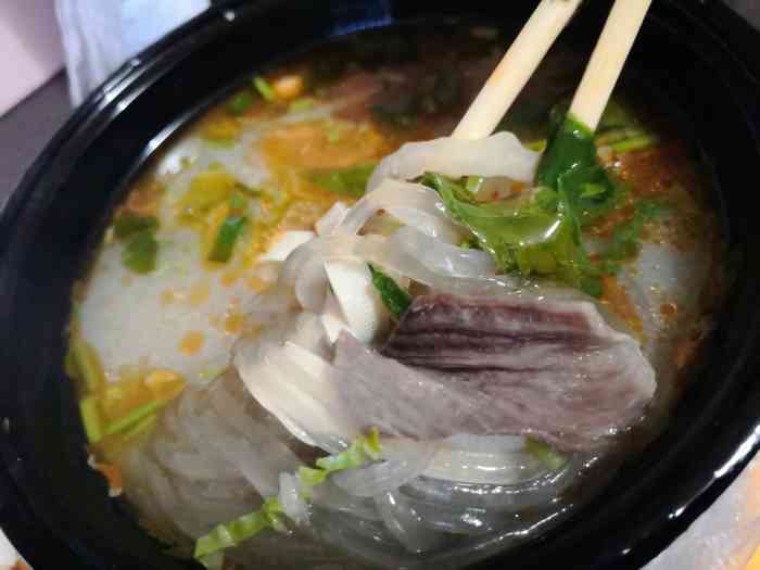 打分 点过两次这家的外卖   牛肉粉丝汤的味道还不错很鲜美,锅贴吃
