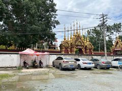 对面的停车场-西双版纳总佛寺